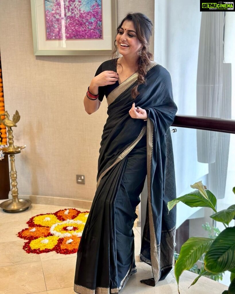 Meera Nandan Instagram - Who said you can’t wear black saree for onam 😁🖤 ഉത്രാടദിനാശംസകൾ 🌼 #onam #blacksaree #love #onamwishes #happyonam #onamindubai #pravasi #naadu #happy #instagood #kerala #positivevibes #allsmiles Dubai, United Arab Emirates