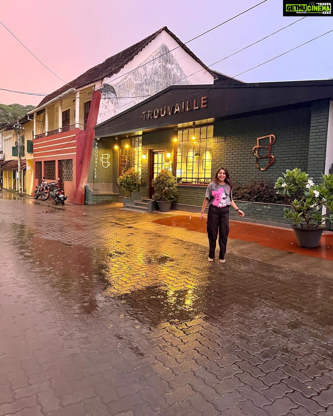 Meera Nandan Instagram - ഒരു മഴ പെയ്തതിന്റെ സന്തോഷം #endekochi #rainyday #fortkochi #allheart #kochiislove #home #positivevibes #instagood #kochi Fort Kochi
