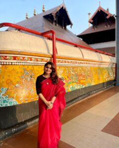 Meera Nandan Instagram - ഗുരുവായൂരമ്പല നടയിൽ ✨

#bliss #earlymorning #love #positivevibes #purebliss #guruvayoor #home #kerala #allheart