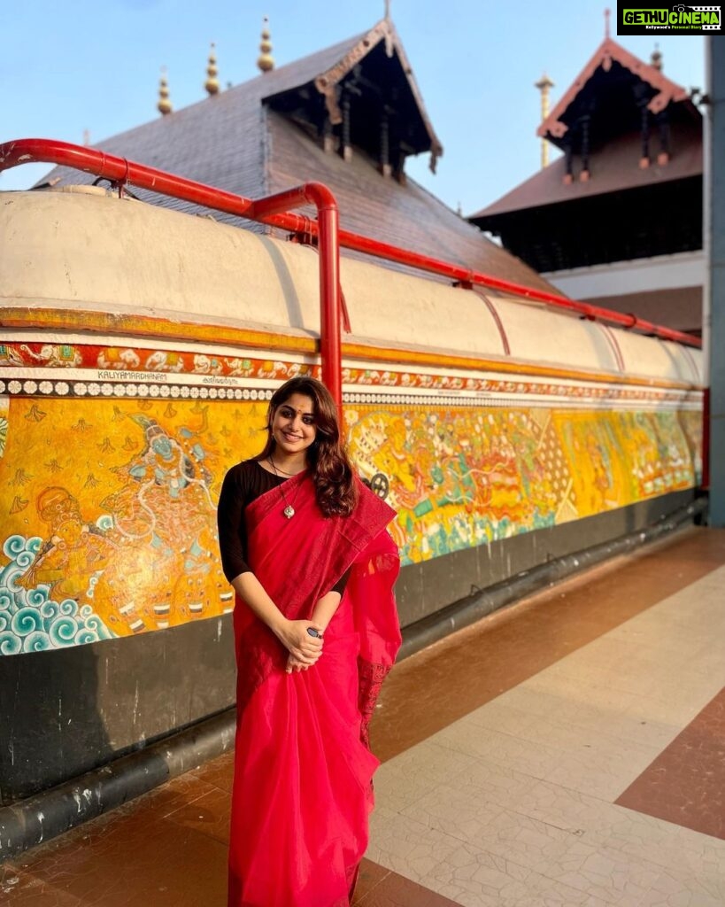 Meera Nandan Instagram - ഗുരുവായൂരമ്പല നടയിൽ ✨ #bliss #earlymorning #love #positivevibes #purebliss #guruvayoor #home #kerala #allheart Guruvayoor, India