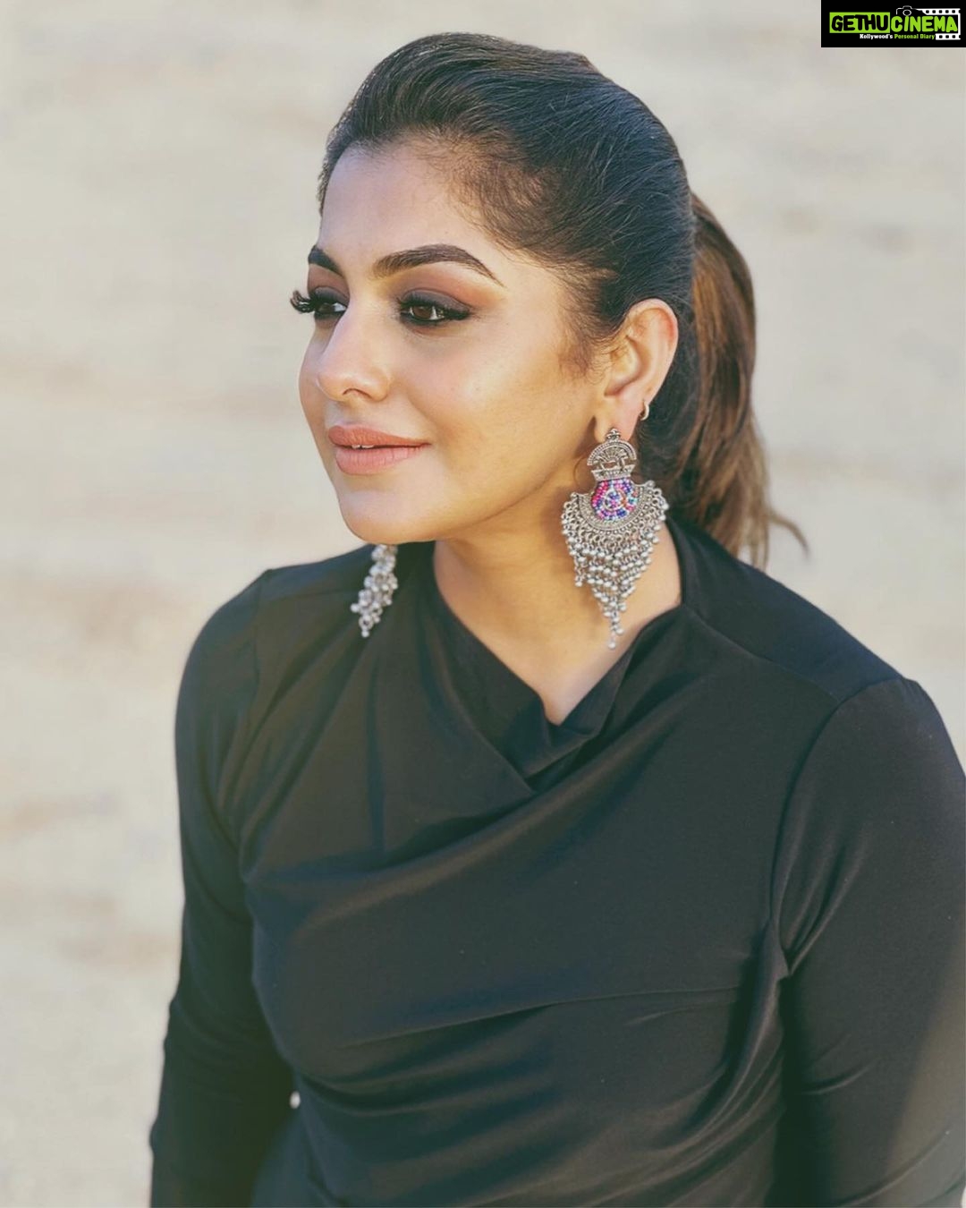 Meera Nandan Instagram - Weekend mood 🎈 📸 @iarjunphotography #happyweekend #friyay #closeup #love #allsmiles #onlylove #positivevibes #dubai #instagood #picoftheday #sunrise #iphonephotography #mydubai #lol Dubai, United Arab Emirates