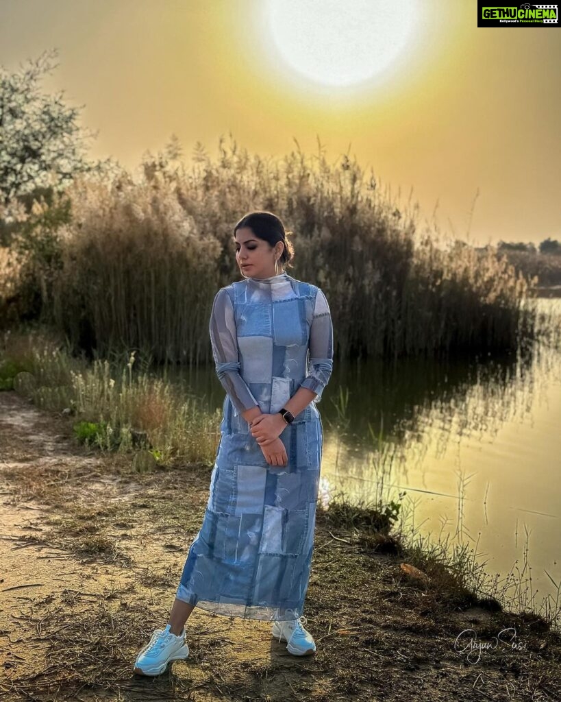 Meera Nandan Instagram - Magical hour ☀️ 📸 @iarjunphotography #alqudra #dubaimorning #thisyear #happiness #love #dubai #happy #mydubai #positivevibes #instagood #sunday #happyweekend Dubai, United Arab Emirates