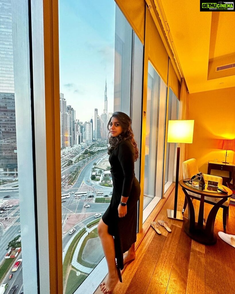 Meera Nandan Instagram - Some nights and this city 🖤 . #dubai #anantaradubai #mydubai #girlsnight #love #black #positivevibes #instagood Anantara Downtown Dubai Hotel