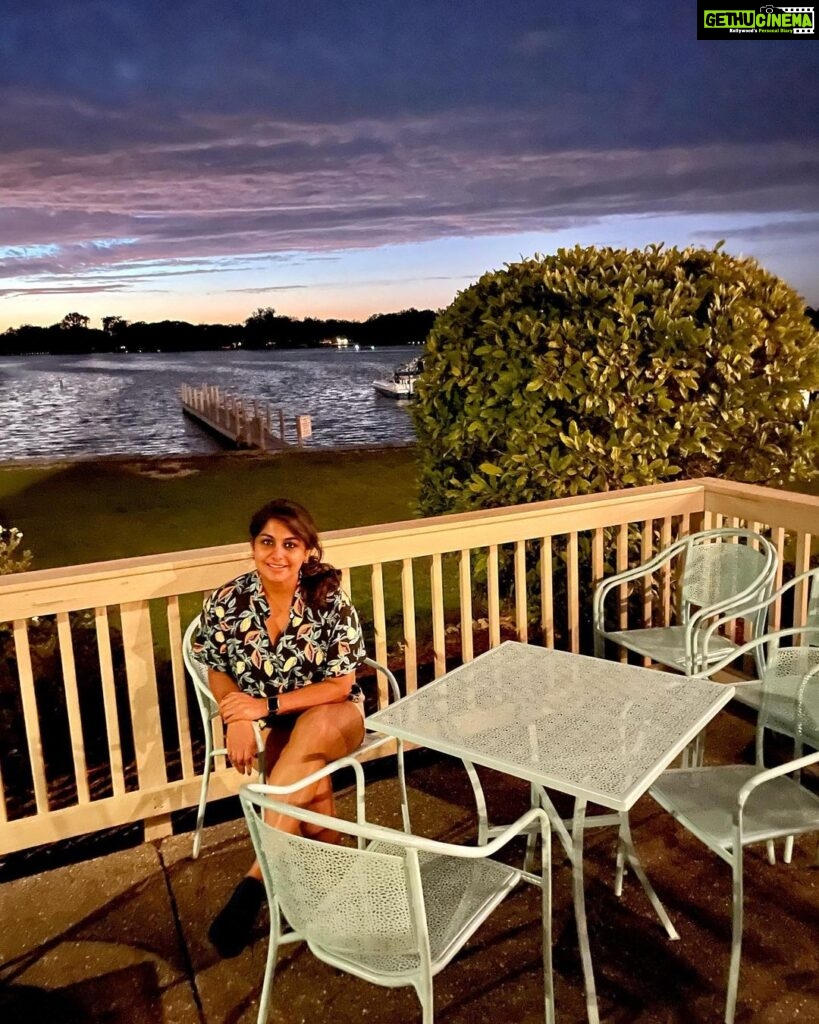 Meera Nandan Instagram - Some places and people live rent free in your head for the rest of your life ♥️ PC : stranger #memories #lifetime #beautifulplaces #america #chicago #countryside #fun #solotraveler #sky #loner #happy Sunset Grill, Antioch
