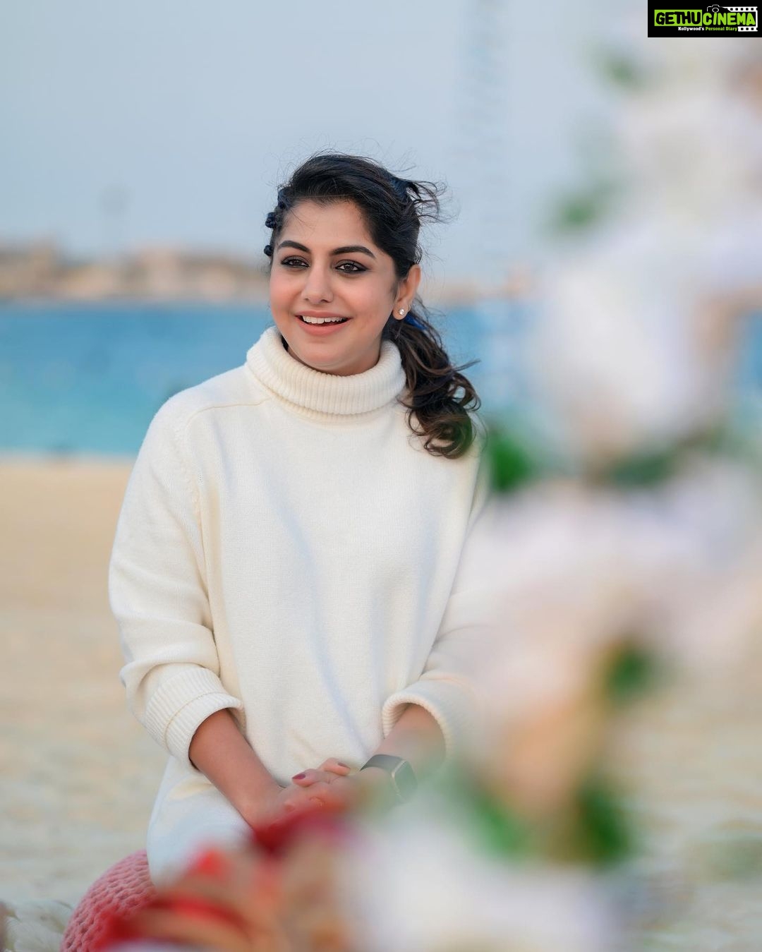 Meera Nandan Instagram - Merry Christmas lovely people β₯οΈππ· . πΈ @vibethinks #christmas #winter #wine #love #positivevibes #xmas #tree #instagood #festivities #happy #allsmiles #picoftheday #dubai Dubai, United Arab Emirates