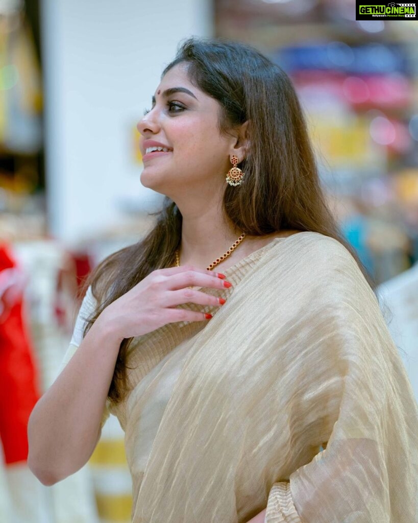 Meera Nandan Instagram - ☀️ 📸 @aneeshmepate #onamishere #happy #kerala #sareelove #allheart #instagood #malayali #malayalimanka #positivevibes #onakodi Dubai, United Arab Emirates