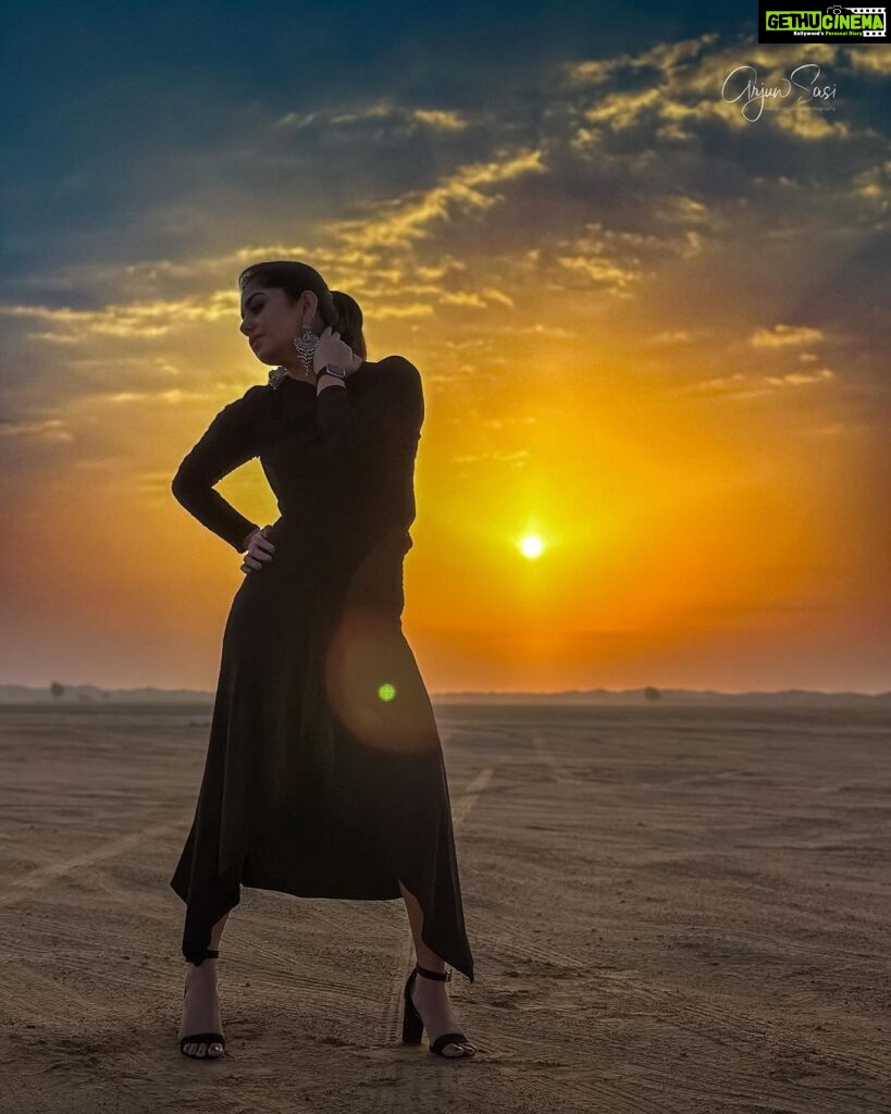 Meera Nandan Instagram - Pocketful of sunshine ☀️ . 📸 @iarjunphotography . #sunrise #sunrisephotography #iphonephotography #love #instagood #positive #happybirthday #positivevibes #dubai #mydubai Dubai, United Arab Emirates