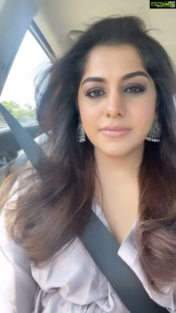 Meera Nandan Instagram - Felt cute might delete later 💁🏻‍♀🙇🏻‍♀ #happyweekend #chumma #happy #weekendvibes #instagood #allsmiles #allheart #carfie #kochi #dubai #positivevibes #mydubai