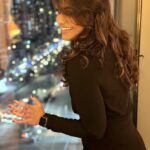 Meera Nandan Instagram - Smiling through all the odds 🖤 . #dubai #dubainights #weekend #tuesday #happy #love #positivevibes #instagood #dubaidowntown #mydubai Anantara Downtown Dubai Hotel