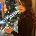 Meera Nandan Instagram - Smiling through all the odds 🖤 . #dubai #dubainights #weekend #tuesday #happy #love #positivevibes #instagood #dubaidowntown #mydubai Anantara Downtown Dubai Hotel