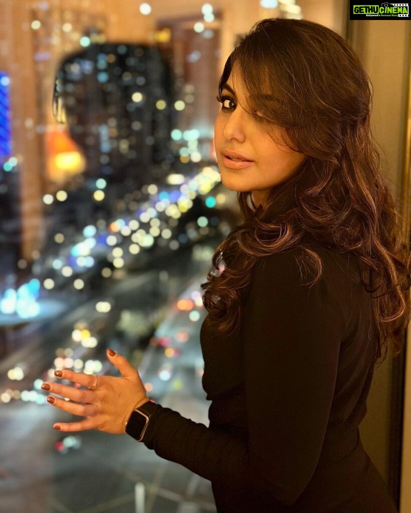Meera Nandan Instagram - Smiling through all the odds 🖤 . #dubai #dubainights #weekend #tuesday #happy #love #positivevibes #instagood #dubaidowntown #mydubai Anantara Downtown Dubai Hotel