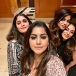 Meera Nandan Instagram - My girls 🌹🫶🏽 #girlsnightout #mygirls #friendslikefamily #mine #onlylove #positivevibes #dubai #saturday #allheart #mydubai #happyweekend #happyness Ritz Carlton Hotel,Difc