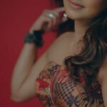 Meera Nandan Instagram - 🫰🏾 @jiksonphotography @labelpallavinamdev @unnips #red #indianwear #redlehenga #pallavinamdevdesigns #instagood #instareels #reelsinstagram #love #instagood