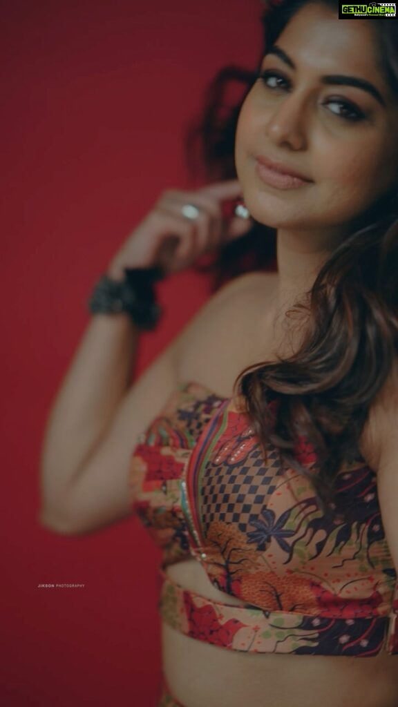 Meera Nandan Instagram - 🫰🏾 @jiksonphotography @labelpallavinamdev @unnips #red #indianwear #redlehenga #pallavinamdevdesigns #instagood #instareels #reelsinstagram #love #instagood