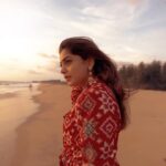 Meera Nandan Instagram - Peace 🤍 @shajeerzeer @unnips @srindaa @thejodilife #instareels #musicrain #feels #beach #mood #reelsinstagram #instagood #reels #positivevibes #happyme #onlylaughter #allheart #friyay #weekend #weekendbythebeach #kochi #vypin Vypin Beach