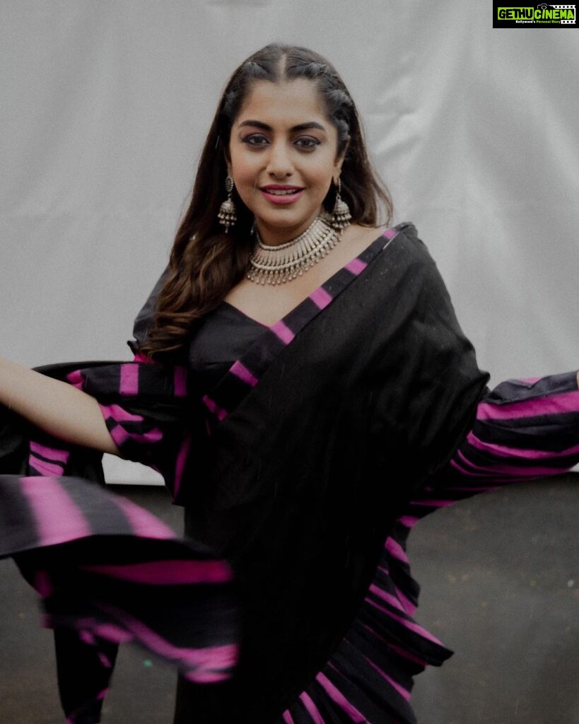 Meera Nandan Instagram - Colour or B/W? What’s your pick? Photography @hazilmjalal MUH @sajithandsujith Clamp dyed cotton saree by @ka_sha_india for @onezeroeight.stl by @savetheloom_org #saree #dyedsaree #indian #happy #cwc #kochi #pose #sway #instagood #love #tuesday #allheart #purple Dubai, United Arab Emirates