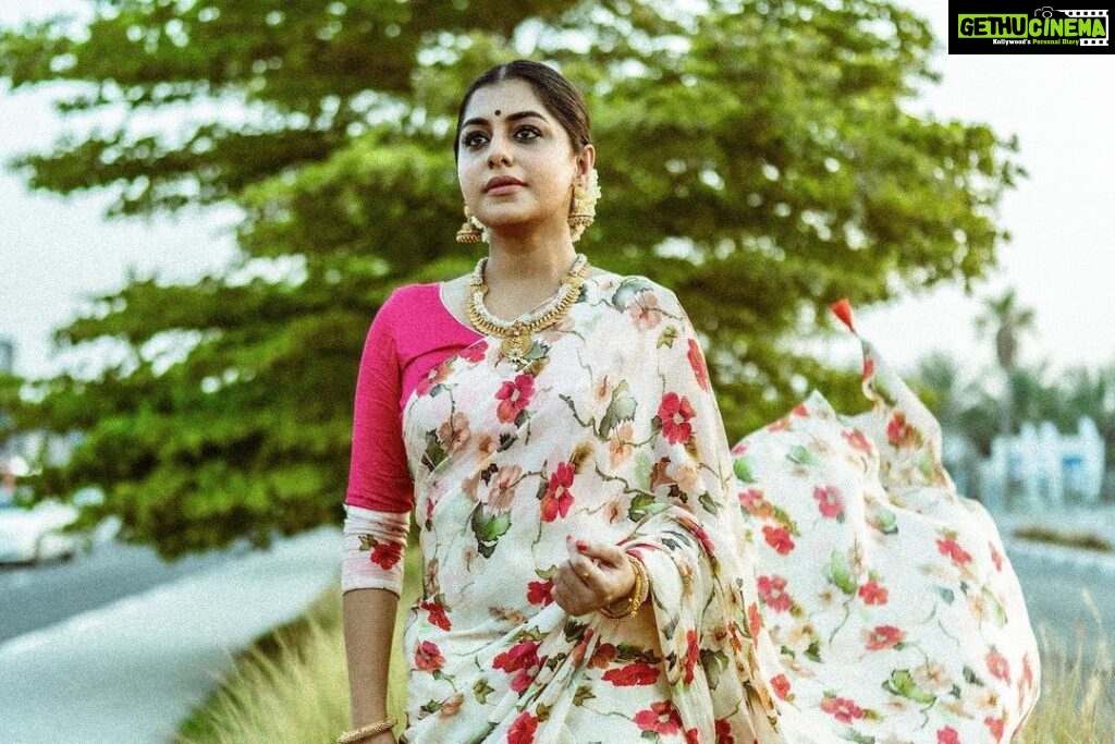 Meera Nandan Instagram - Last onam pic #not 🫠 📸 @shamseersiddique #lastone #postonam #onam #happiness #mydubai #onamindubai #allheart #onlylove #kerala #positivevibes #instagood #sareelove Dubai, United Arab Emirates