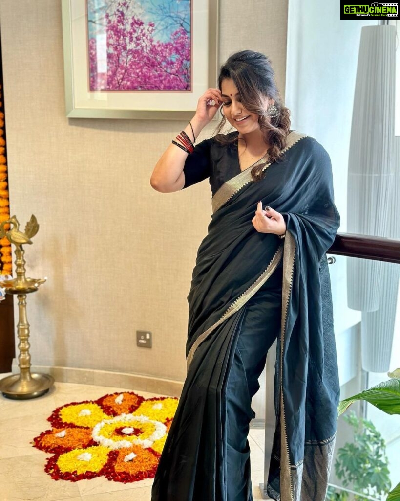 Meera Nandan Instagram - Who said you can’t wear black saree for onam 😁🖤 ഉത്രാടദിനാശംസകൾ 🌼 #onam #blacksaree #love #onamwishes #happyonam #onamindubai #pravasi #naadu #happy #instagood #kerala #positivevibes #allsmiles Dubai, United Arab Emirates