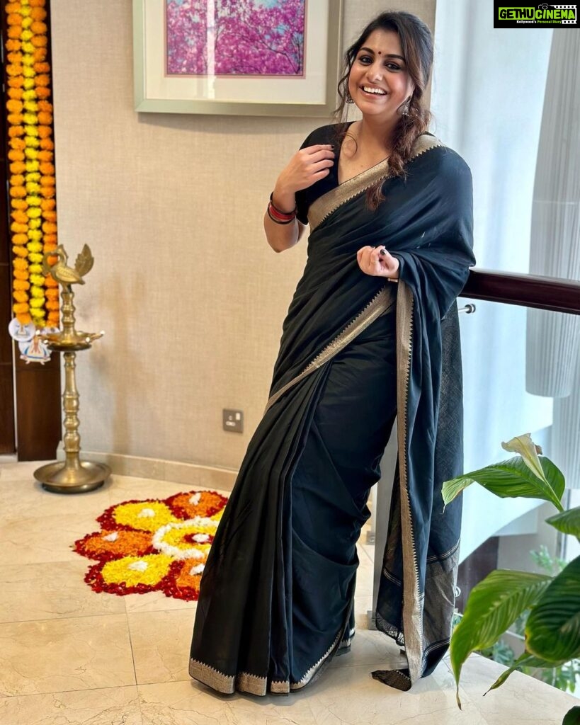 Meera Nandan Instagram - Who said you can’t wear black saree for onam 😁🖤 ഉത്രാടദിനാശംസകൾ 🌼 #onam #blacksaree #love #onamwishes #happyonam #onamindubai #pravasi #naadu #happy #instagood #kerala #positivevibes #allsmiles Dubai, United Arab Emirates