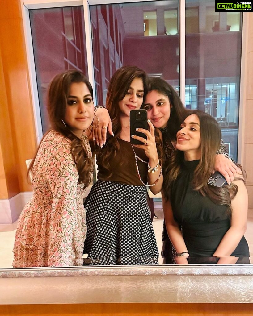 Meera Nandan Instagram - My girls 🌹🫶🏽 #girlsnightout #mygirls #friendslikefamily #mine #onlylove #positivevibes #dubai #saturday #allheart #mydubai #happyweekend #happyness Ritz Carlton Hotel,Difc