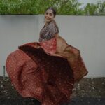Meera Nandan Instagram - 💃🏻 @hazilmjalal @klumbyprajinajaanaki @sajithandsujith #closeenough #moves #swirl #indianwear #happy #lehenga #instagood #positivevibes #onlyhope #love #happydance