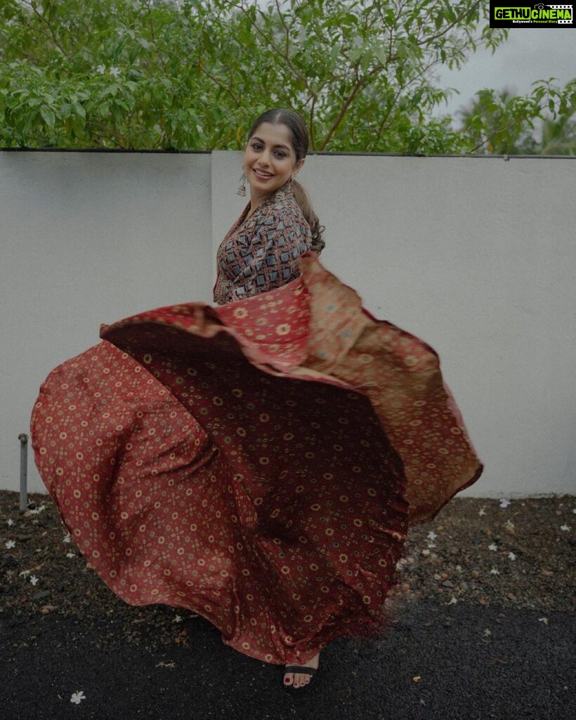 Meera Nandan Instagram - 💃🏻 @hazilmjalal @klumbyprajinajaanaki @sajithandsujith #closeenough #moves #swirl #indianwear #happy #lehenga #instagood #positivevibes #onlyhope #love #happydance