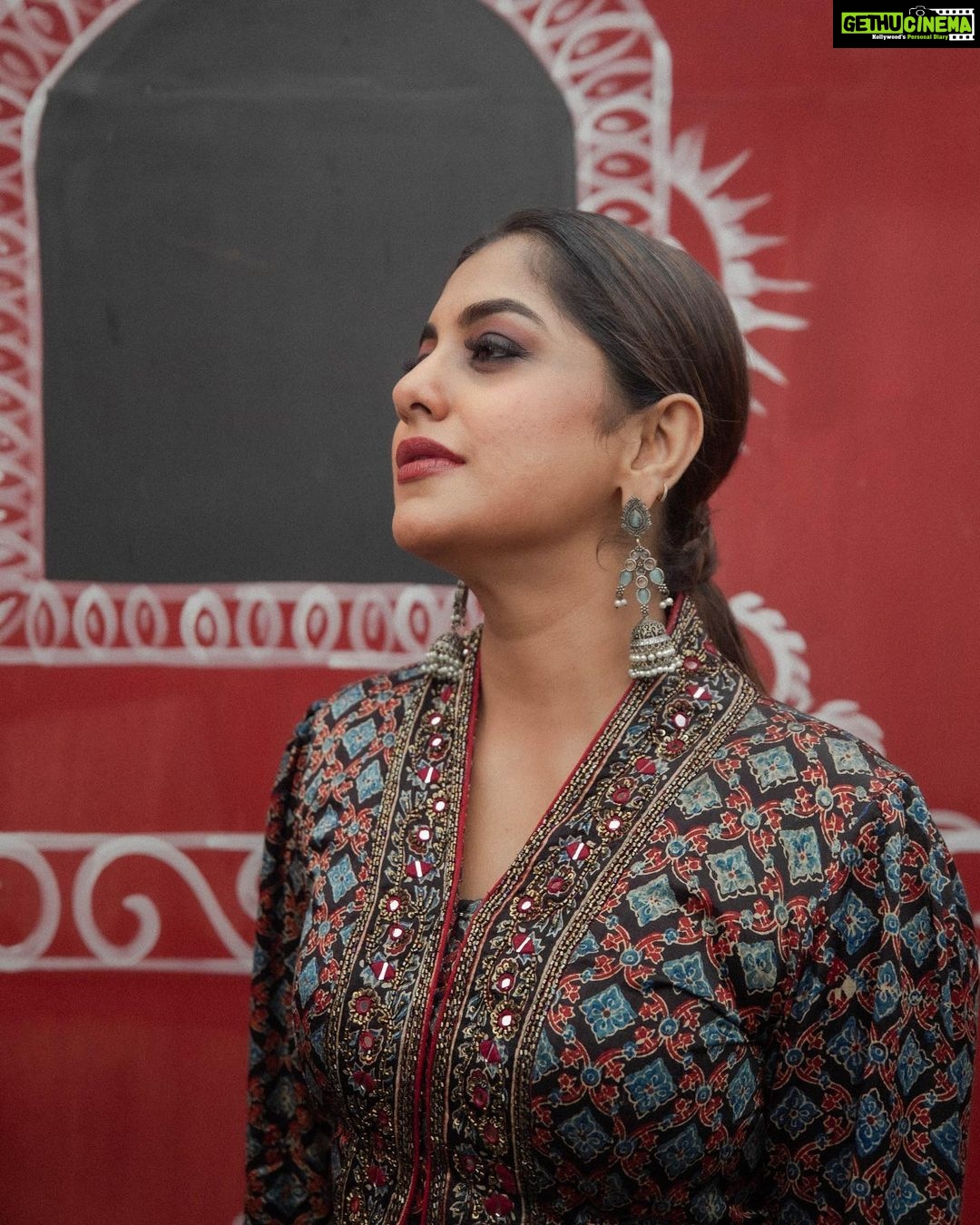 Meera Nandan Instagram - Channeling my inner Bollywood fantasy šš» @hazilmjalal @sajithandsujith @klumbyprajinajaanaki @aiqah_thestore #bollywood #lehenga #happy #allsmiles #onlysmiles #instagood #happyness #bolechudiyan #positivevibes #indianwear #allheart #kochi