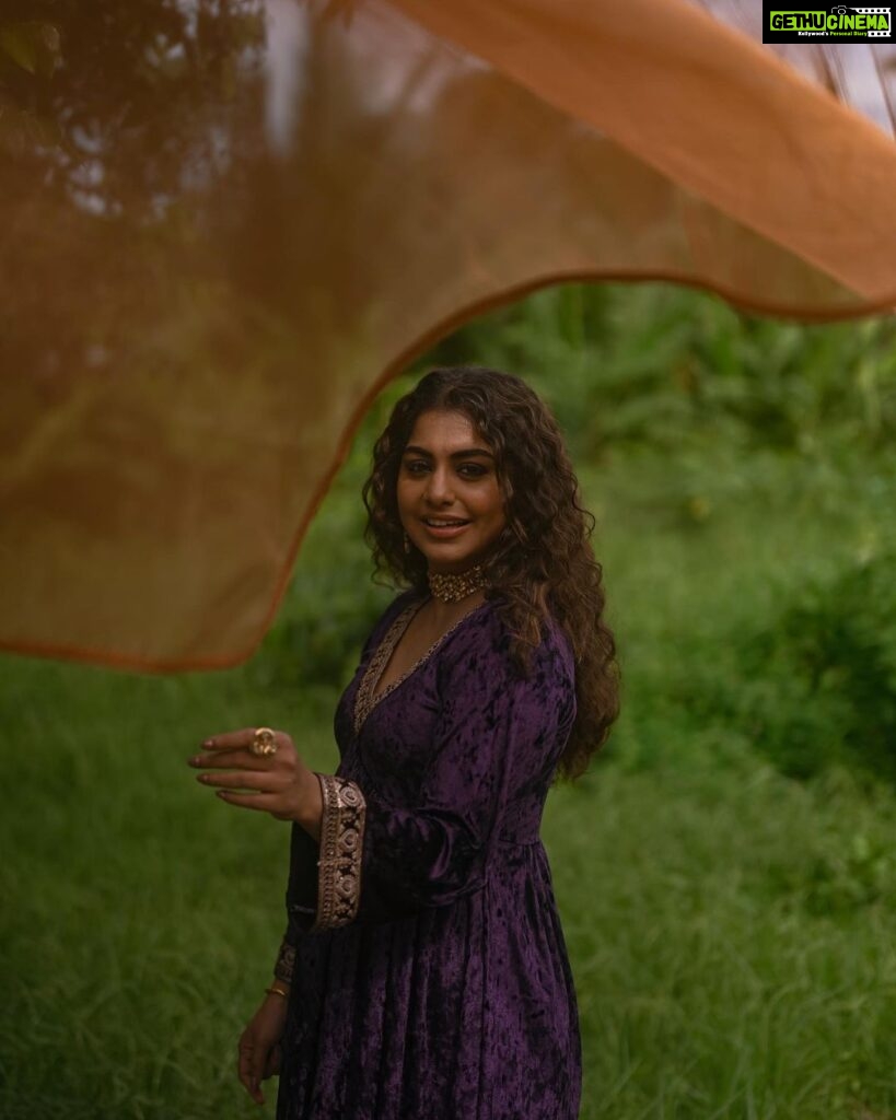 Meera Nandan Instagram - Tough? Laugh it off.., keep going 💜 @parvathy.prasad_ @unnips @resha_by_rehana_shana @bcos_its_silver #onlylove #laughter #kerala #kochi #green #violet #violetevergarden #instagood #positivevibes #happyweekend #friyay #love #allheart Dubai, United Arab Emirates