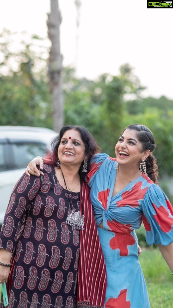 Meera Nandan Instagram - Get ready with me @hazilmjalal @unnips @thejodilife #bts #shootlife #instareels #setlife #reelsinstagram #btsreels #getreadywithme #happy #positivevibes #instagood #kochi #meeranandan #makeup #hair