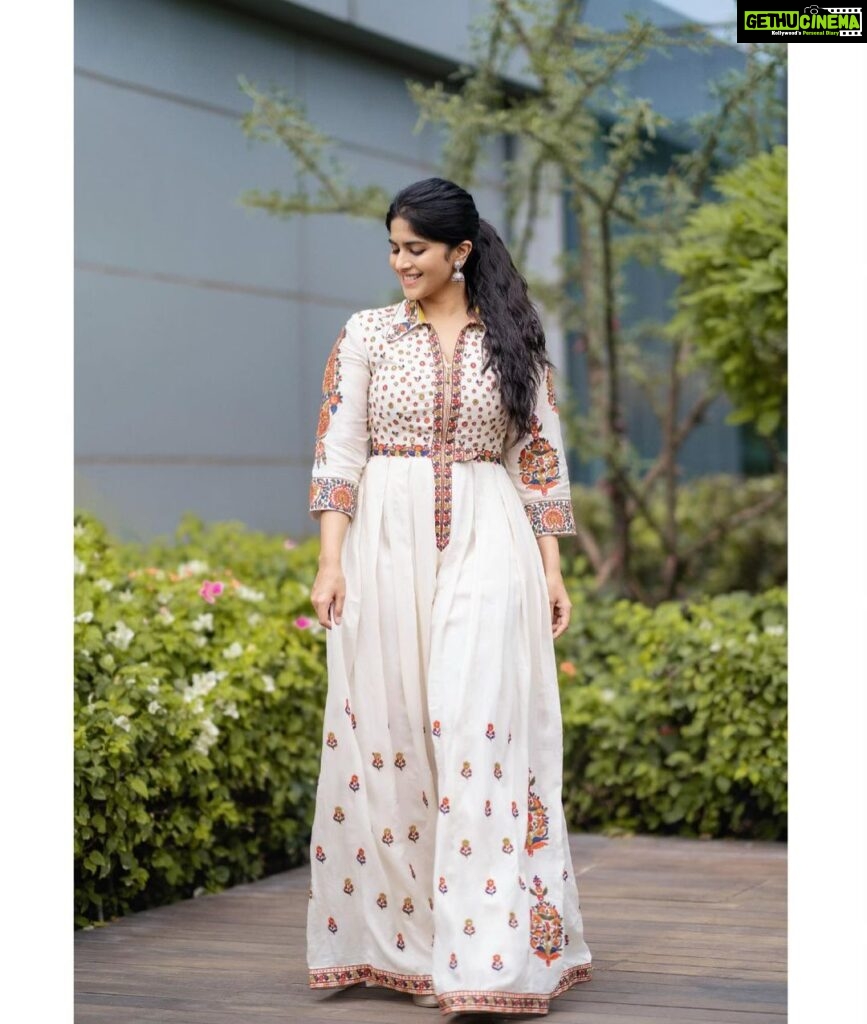 Megha Akash Instagram - •🤍• Styled by @officialanahita Outfit: @shraddharambhia_official x @viralmantra Pic: @srujanluckyphotography #work #love #hyderabad