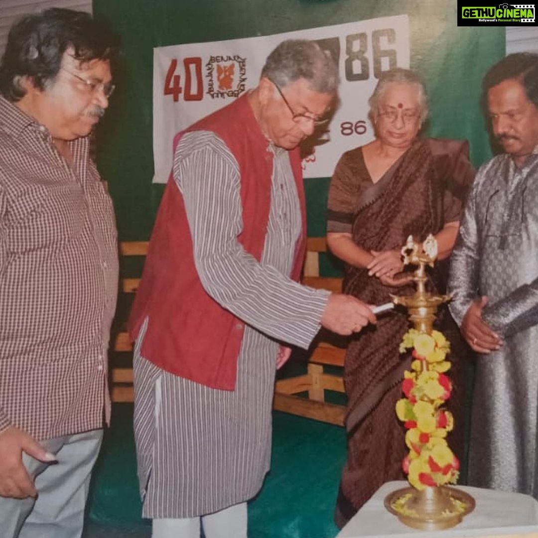 Meghana Raj Instagram - A proud daughter sharing some priceless pictures! Also if u guys wanna have a look at more pictures pls do visit Rangashankara this week! #sunderrajandpramilajoshaisprouddaughter #girishkarnad #sunderraj #nagabharana #bvkaranth #benaka JP Nagar, Bangalore South