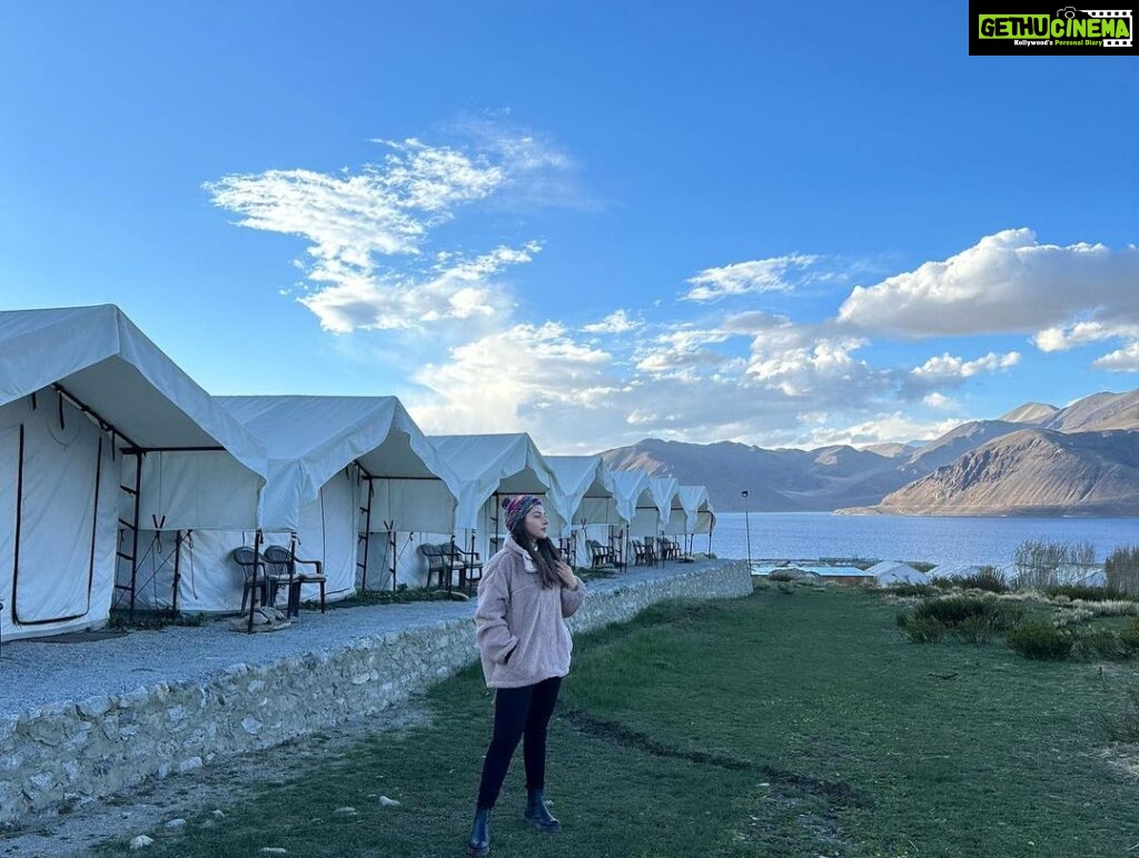 Mehrene Kaur Pirzada Instagram - Beautiful view of the Lake with a luxury stay ⛺️ @camp.redstart 🌸 Pangong Tso