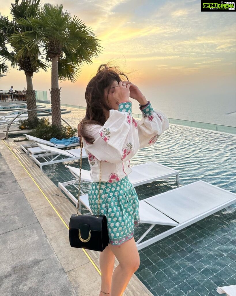 Mehrene Kaur Pirzada Instagram - Sunsets 🌅😍 Address JBR