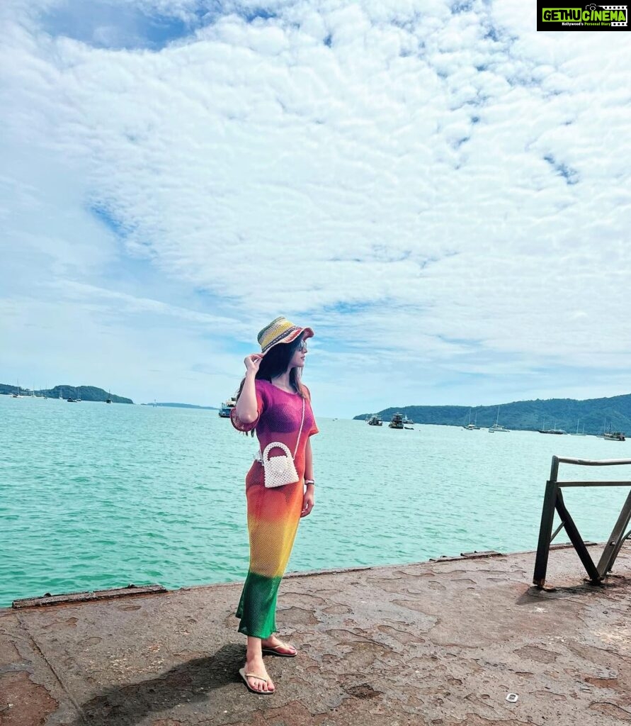 Mehrene Kaur Pirzada Instagram - 💚 Phuket