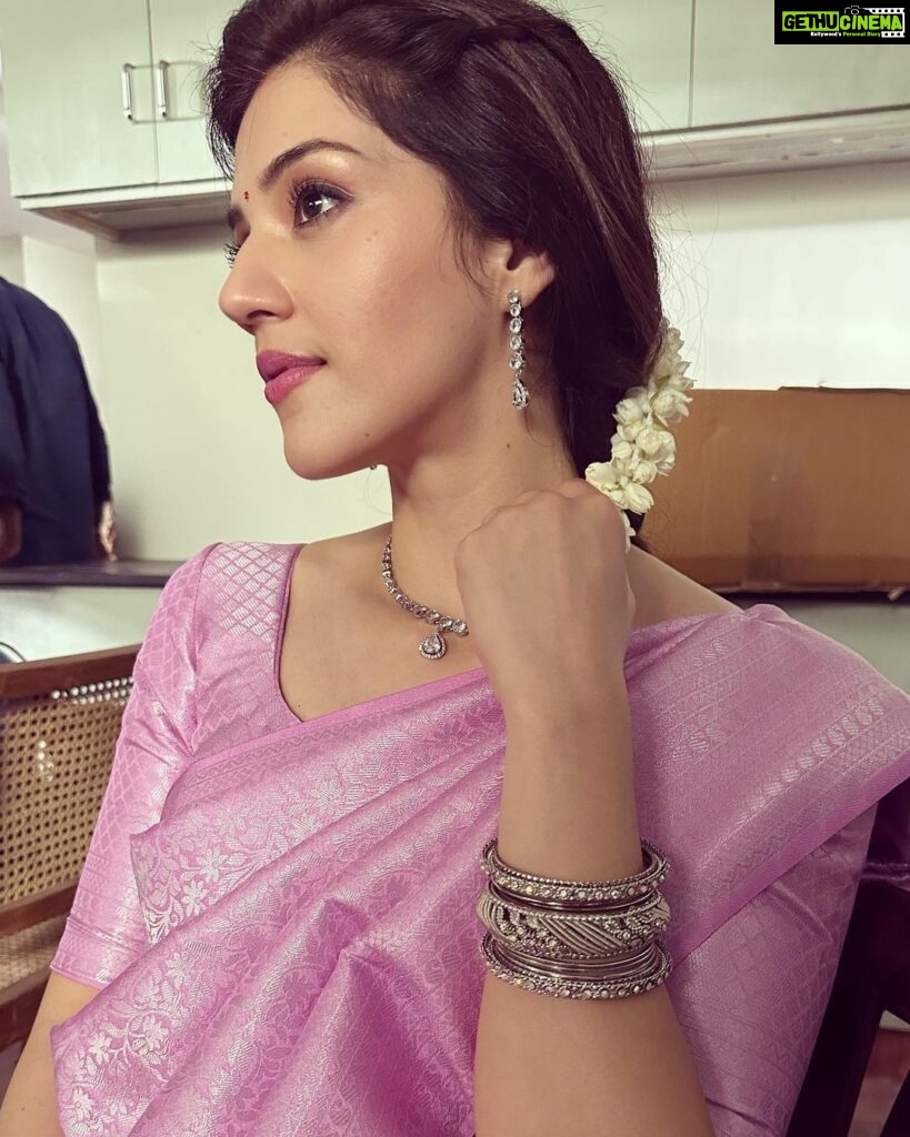 Mehrene Kaur Pirzada Instagram - #shootdiaries 🌸