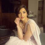 Mehrene Kaur Pirzada Instagram – Gulab aise hi nahi gulab hota hai. 
Yeh ada kaaton mein palne ke baad aati hai.

🌹