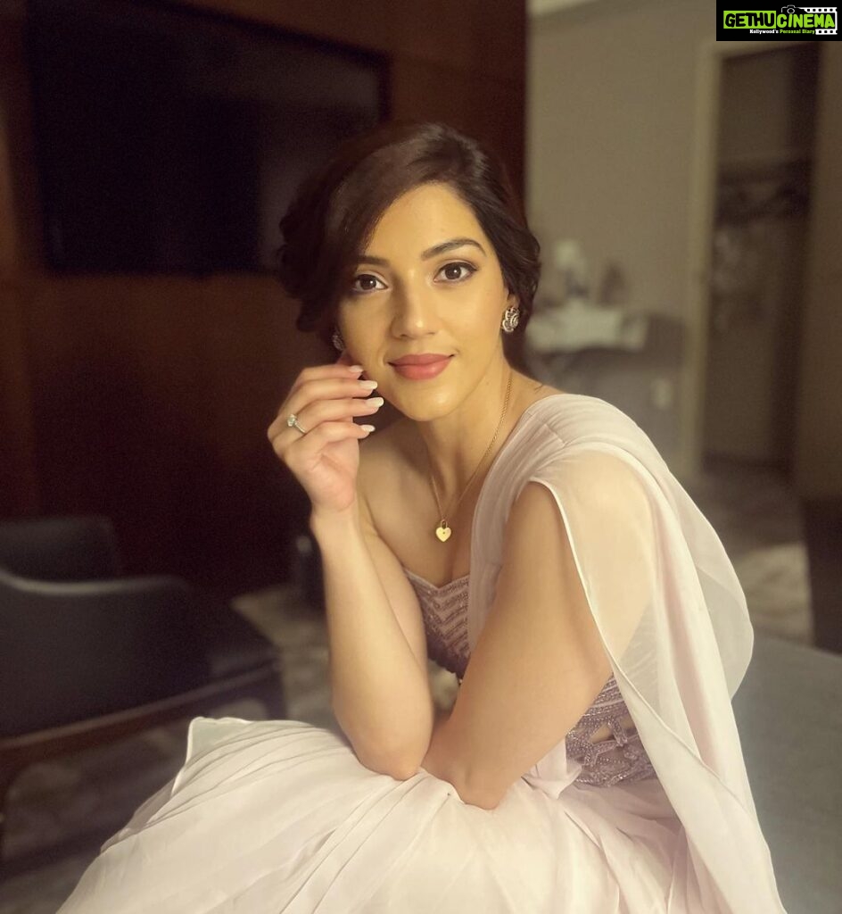 Mehrene Kaur Pirzada Instagram - Gulab aise hi nahi gulab hota hai. Yeh ada kaaton mein palne ke baad aati hai. 🌹