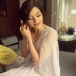 Mehrene Kaur Pirzada Instagram – Gulab aise hi nahi gulab hota hai. 
Yeh ada kaaton mein palne ke baad aati hai.

🌹