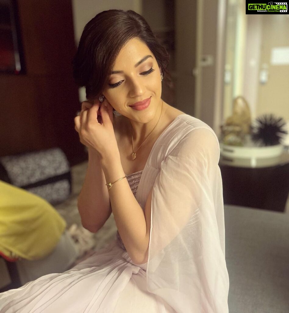 Mehrene Kaur Pirzada Instagram - Gulab aise hi nahi gulab hota hai. Yeh ada kaaton mein palne ke baad aati hai. 🌹