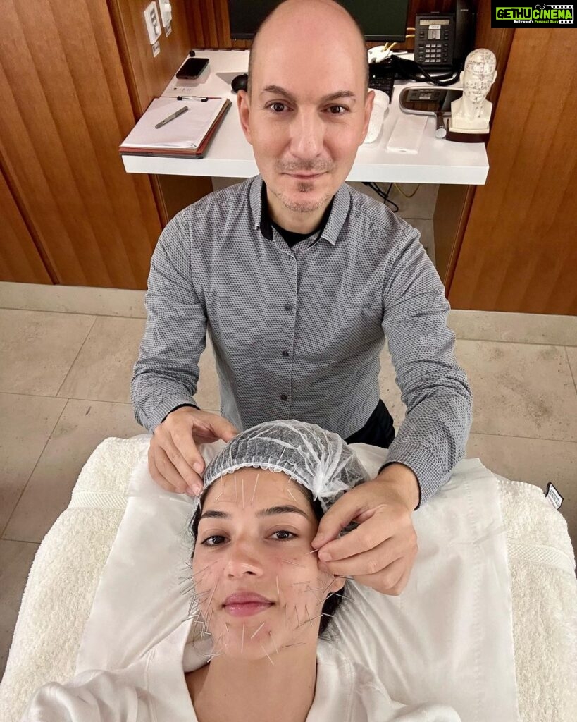 Mehrene Kaur Pirzada Instagram - Magic with Needles 😍 An absolute work of art. Thank you @drjohntsagaris for using your Acuskinlift method for my face 🤗 See you super duper soon in Dubai or London 💃🏻 #acuskinlift #naturallifting #facialaccupuncture #nofiltersneeded The Wellness Clinic at Harrods