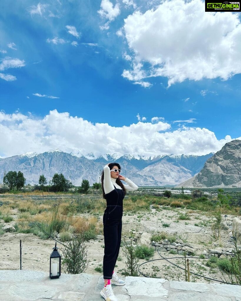Mehrene Kaur Pirzada Instagram - 🏔️
