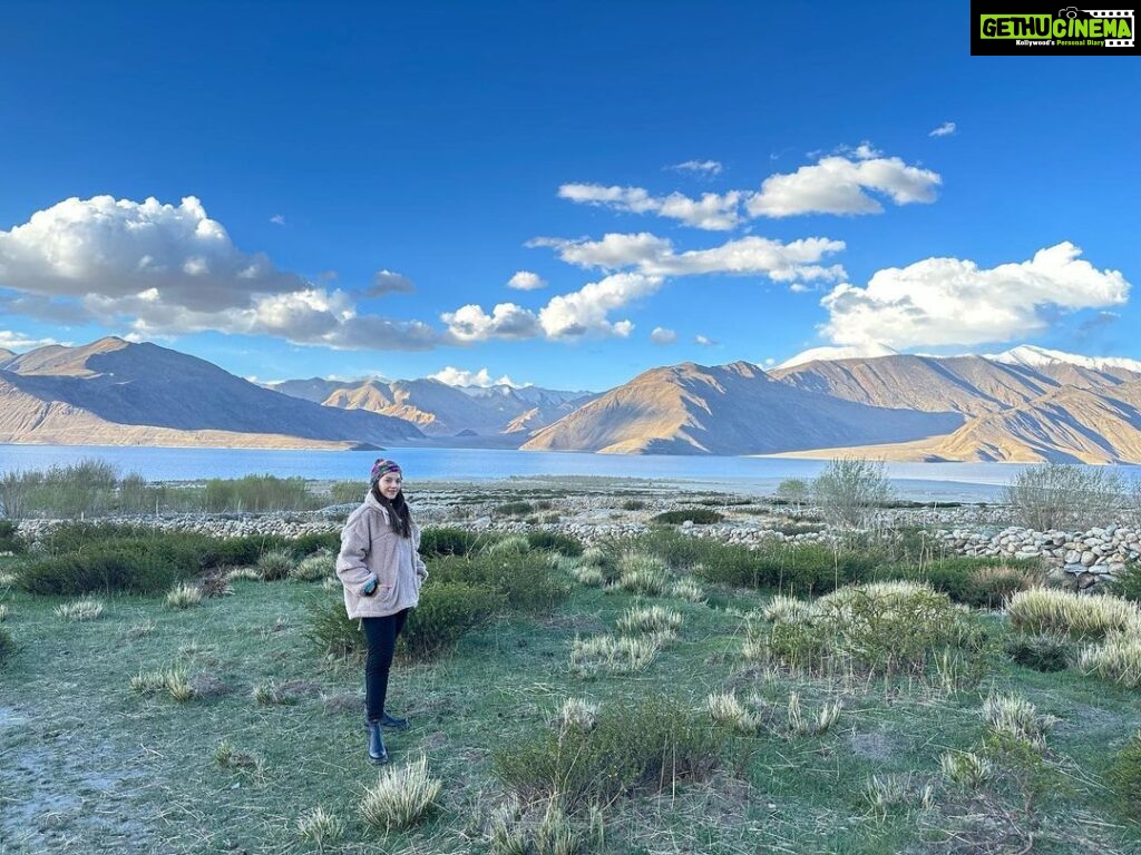 Mehrene Kaur Pirzada Instagram - Beautiful view of the Lake with a luxury stay ⛺️ @camp.redstart 🌸 Pangong Tso