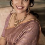 Milana Nagaraj Instagram - ನಿಮಗೂ ಹಾಗೂ ನಿಮ್ಮ ಕುಟುಂಬದ ಎಲ್ಲರಿಗೂ ವರಮಹಾಲಕ್ಷ್ಮಿ ಹಬ್ಬದ ಹಾರ್ದಿಕ ಶುಭಾಶಯಗಳು 🙏 We are in the 5th week of #Kousalyasuprajarama.. Thank you for all the support and love showered on us🙏 VC: @pgraphyofficial