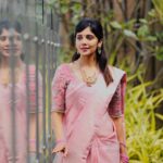 Milana Nagaraj Instagram – 🌸🌸🌸
Styling @tejukranthi
Assisted by @khushi_jagadisha
Blouse @avani_design studio
Jewellery @abarantimelessjewellery
Pc: @vinu5494