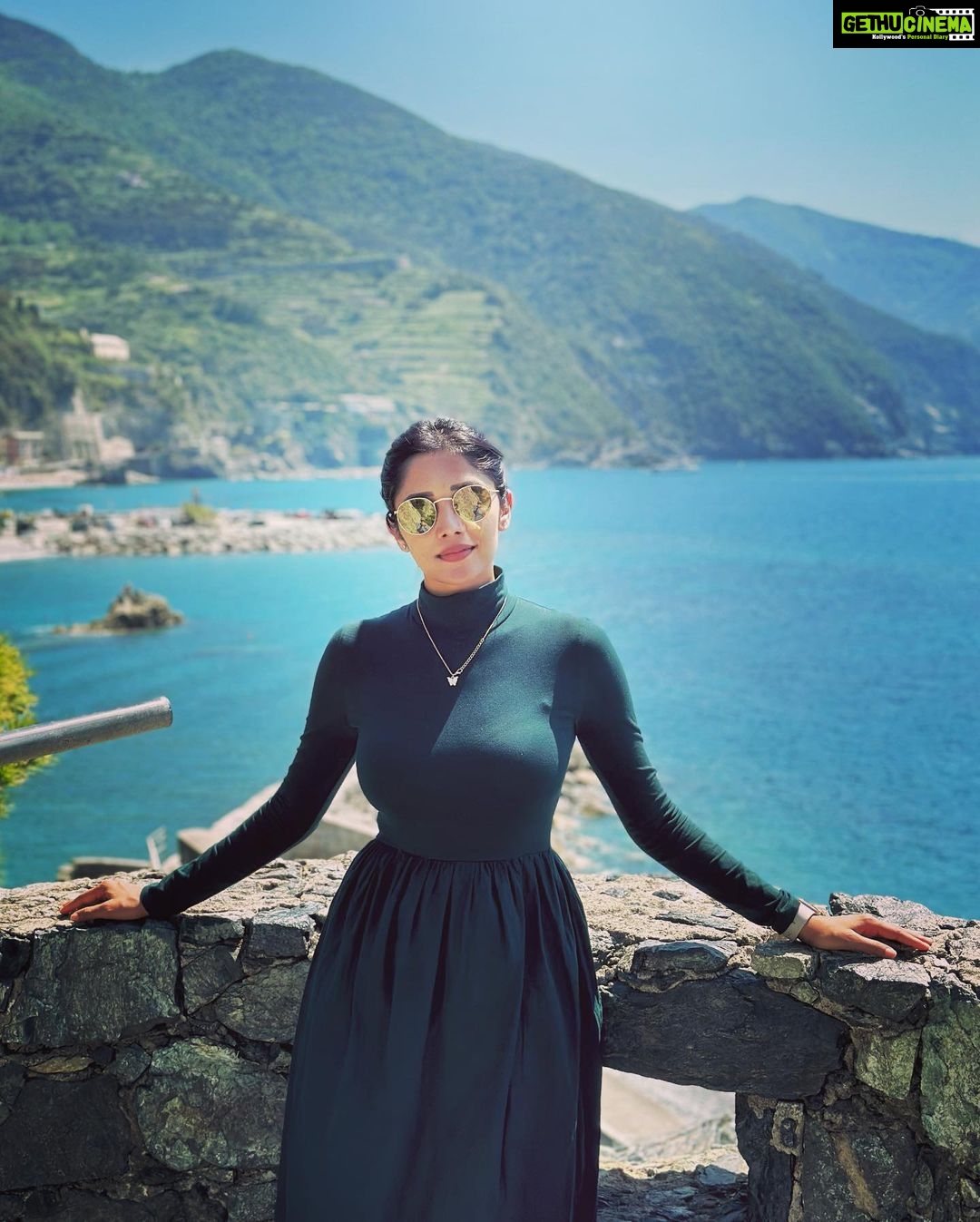 Milana Nagaraj Instagram - Italy! Pic 1 :Pisa Tower - was one of the seven wonders Pic 2: Cinque terre - UNESCO world heritage site!