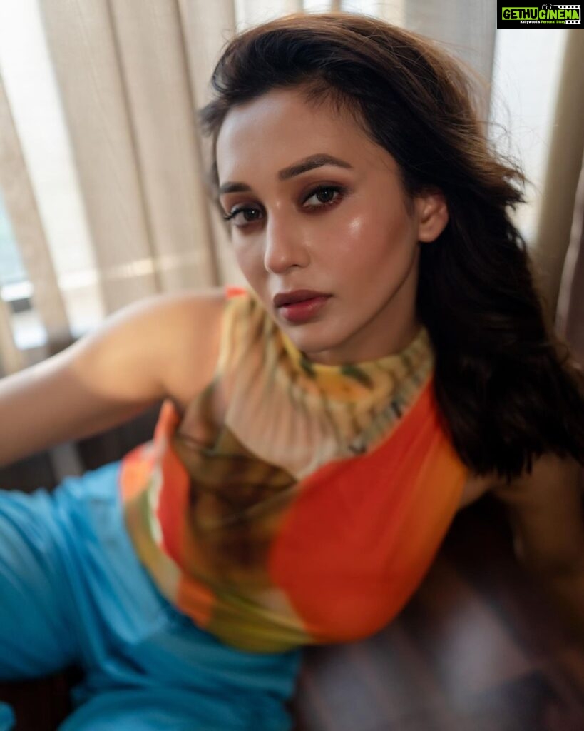 Mimi Chakraborty Instagram - Few distortions gives clarity … Just a 💭 thought