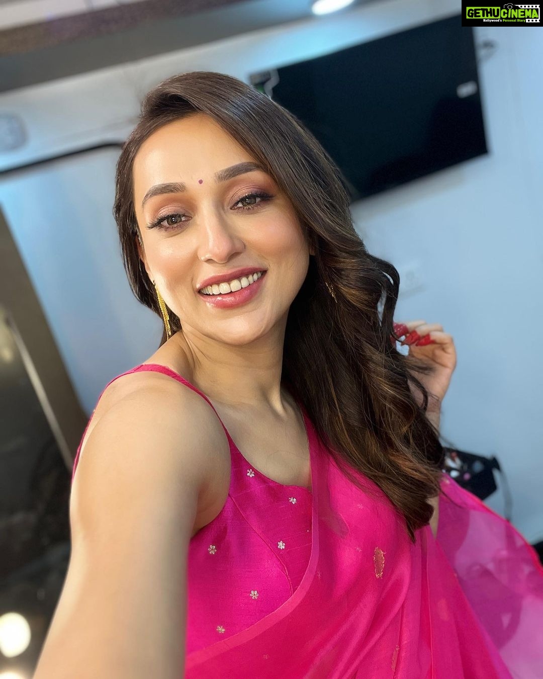 Mimi Chakraborty Instagram - Chalo kaam peh dhyaan doh🤷♂️🥤❣️🔂