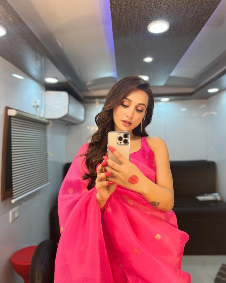 Mimi Chakraborty Instagram - Chalo kaam peh dhyaan doh🤷‍♂️🥤❣️🔂