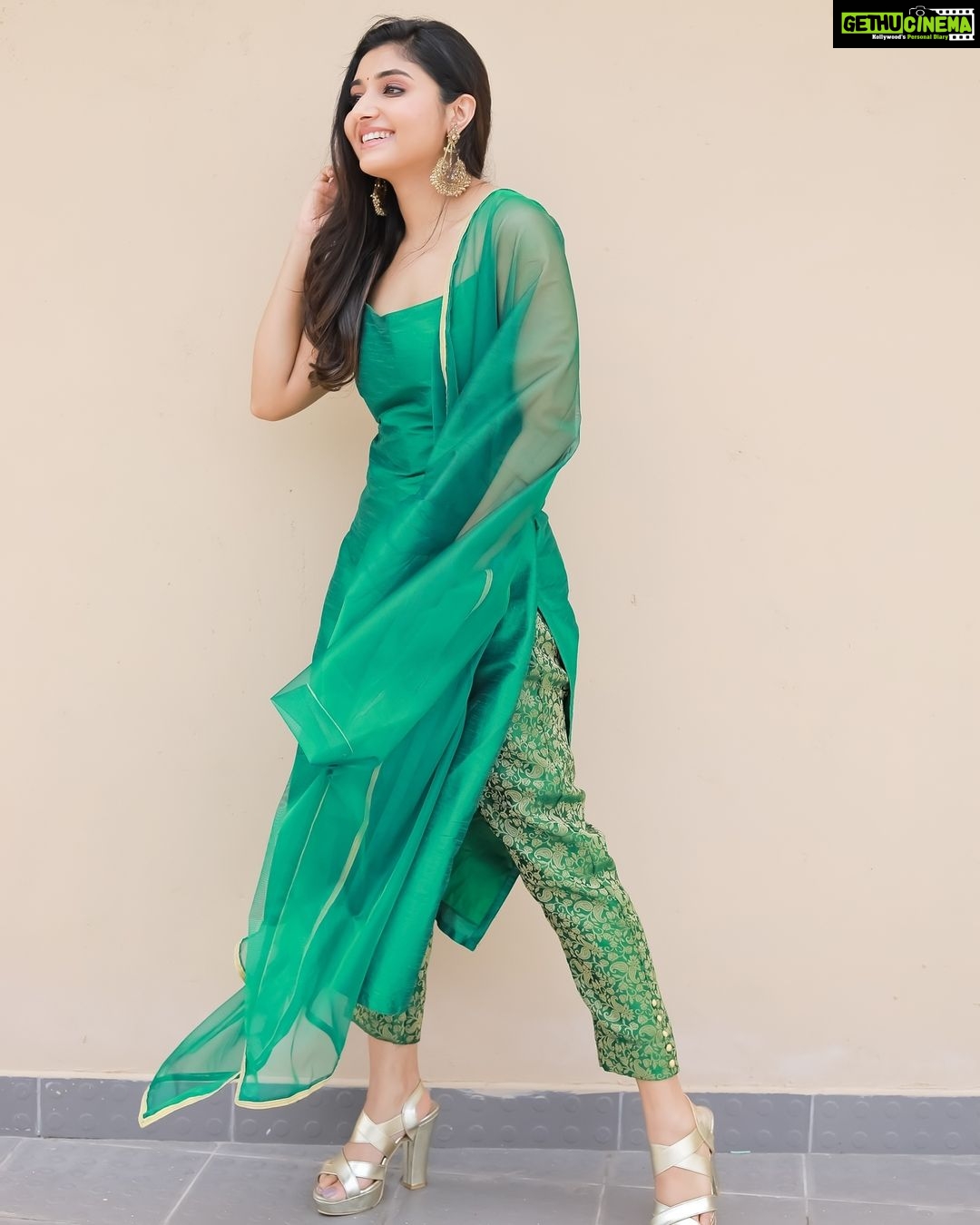 Mirna Menon Instagram - 💚 PC : @jijo_photographi M&H :@neethu_makeupartist wardrobe : @styledivalabel @anooshageorgesunoj