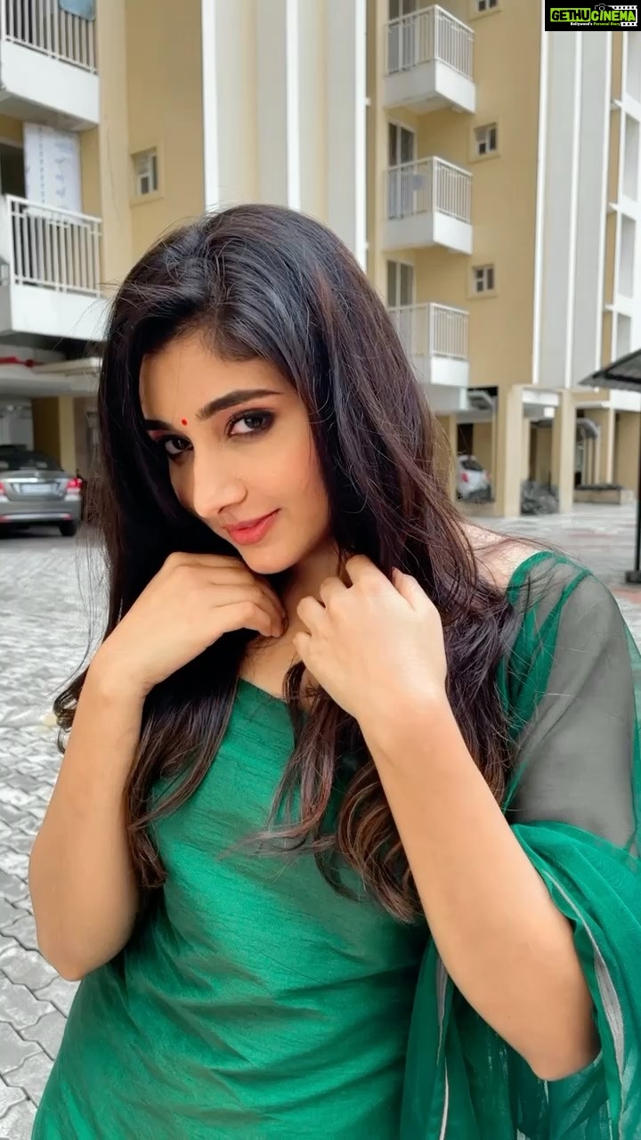 Mirna Menon Instagram - So ? 💚 #Mirnaa • @jijo_photographi • Costume and Styling : @anooshageorgesunoj @styledivalabel • @neethu_makeupartist